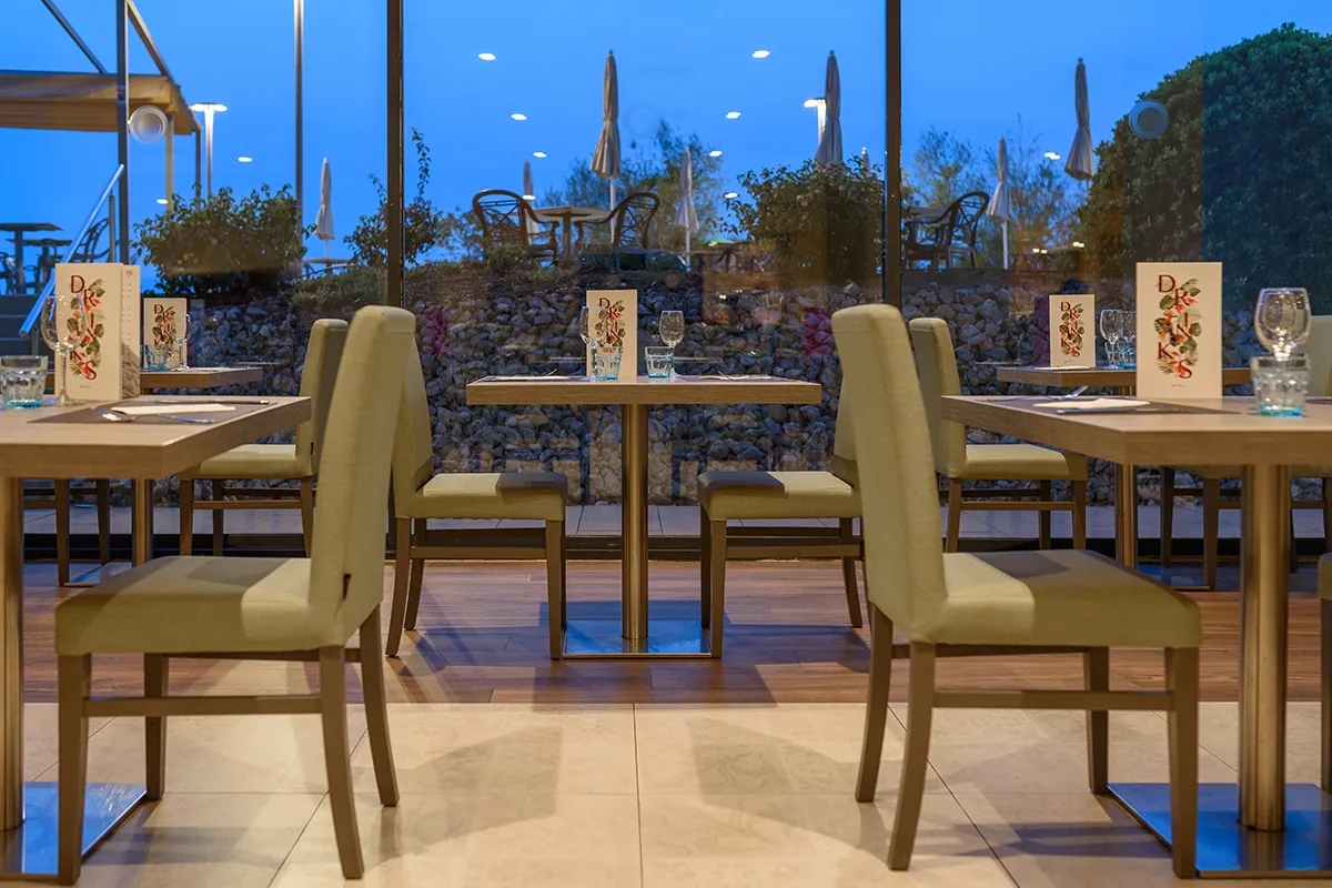 Comedor del restaurante al anochecer en el Fergus Cap Roig 