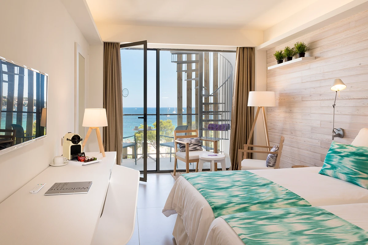 Habitación doble vista al mar con terraza y jacuzzi del Fergus Style Palmanova