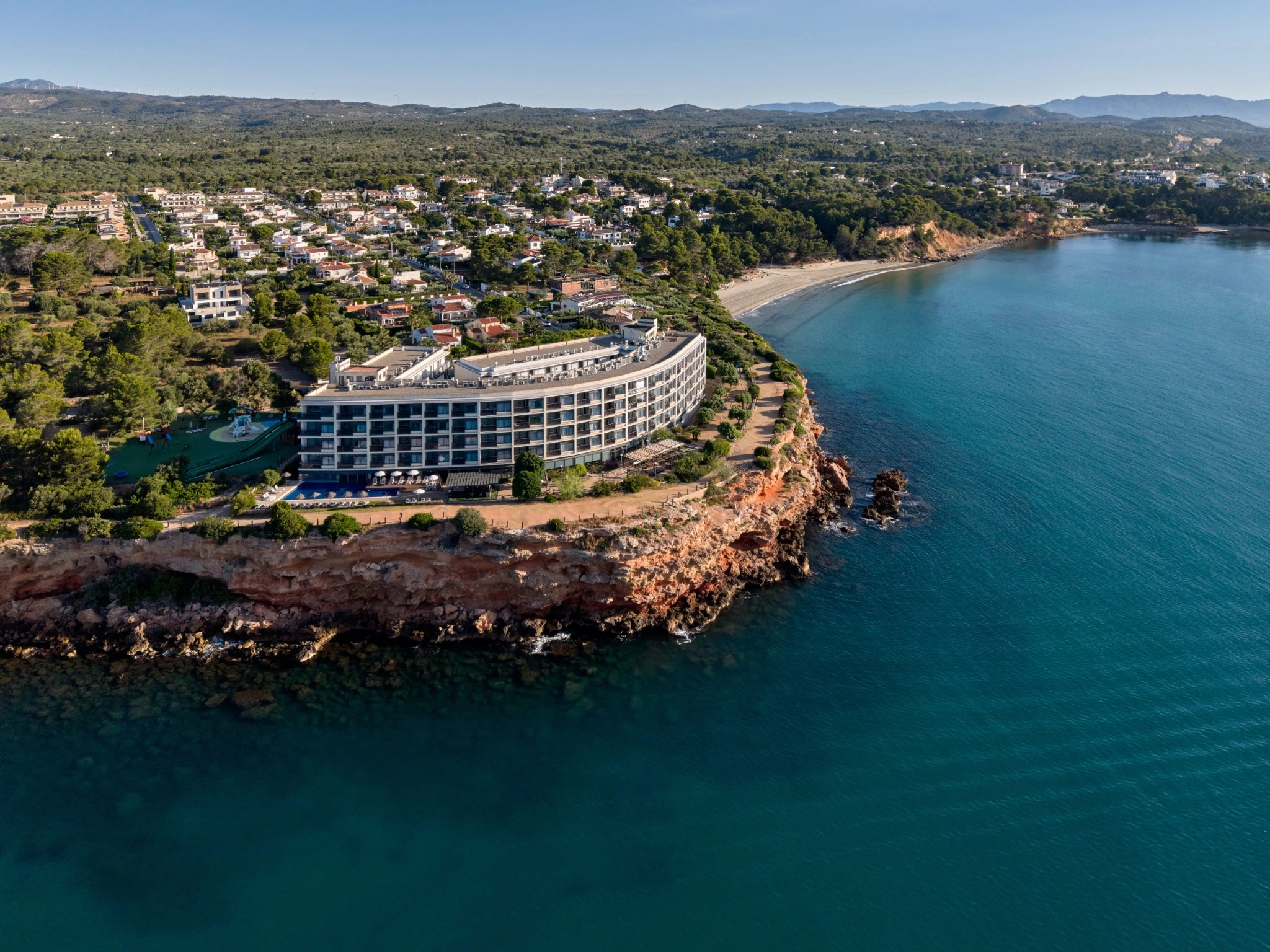 Luftaufnahme des Hotels am Meer