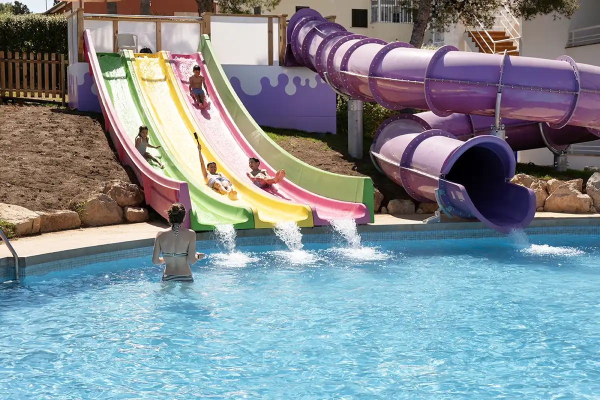 Divertidos toboganes acuáticos en  el Fergus Club Palmanova Park