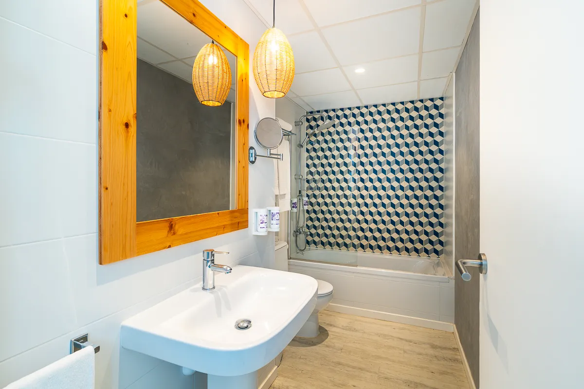 Cuarto de baño de la habitación cuádruple en Fergus Club Pineda Splash