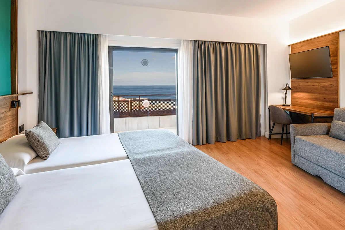 Junior Suite con sofá y acceso al balcón del Fergus Puerto de la Cruz