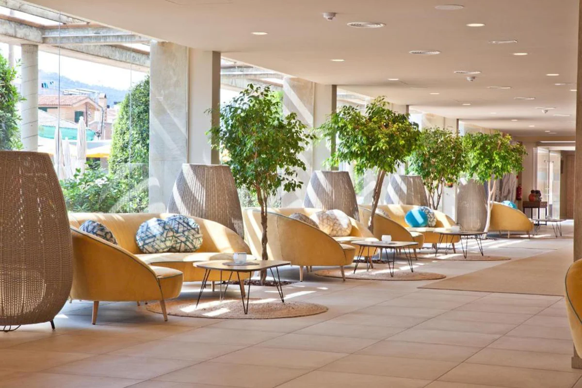 Amplio y moderno salón del lobby del Hotel Fergus Club Pineda Splash