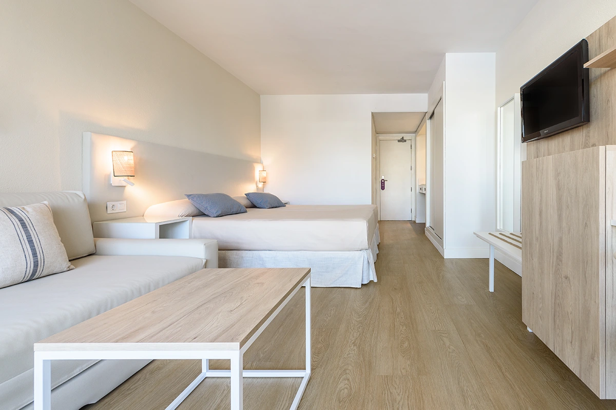 Espaciosa habitación doble con sofá en el Fergus Club Palmanova Park