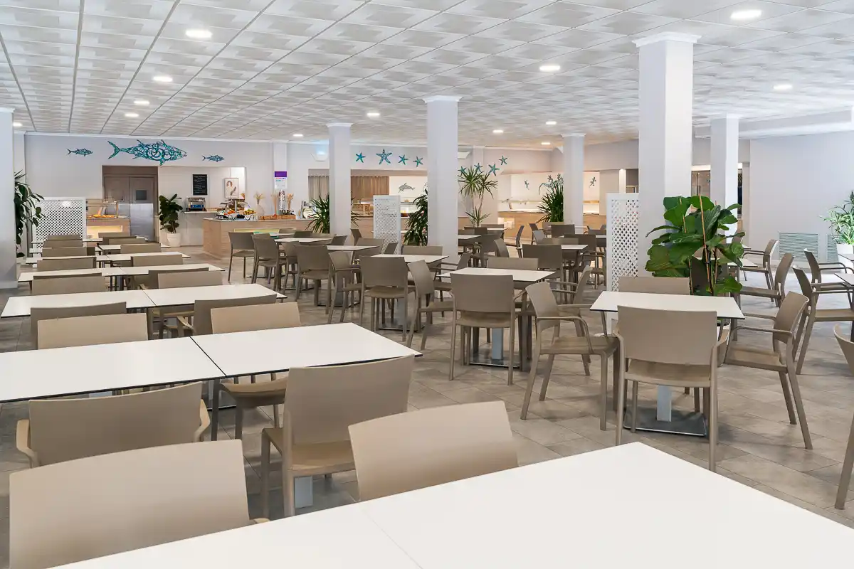 Amplio comedor del restaurante del Fergus Club Carema Splash