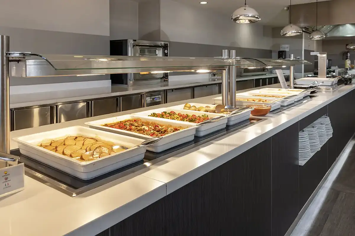 Deliciosa gastronomía en el buffet del hotel Las Palmeras affiliated by Fergus Hotels