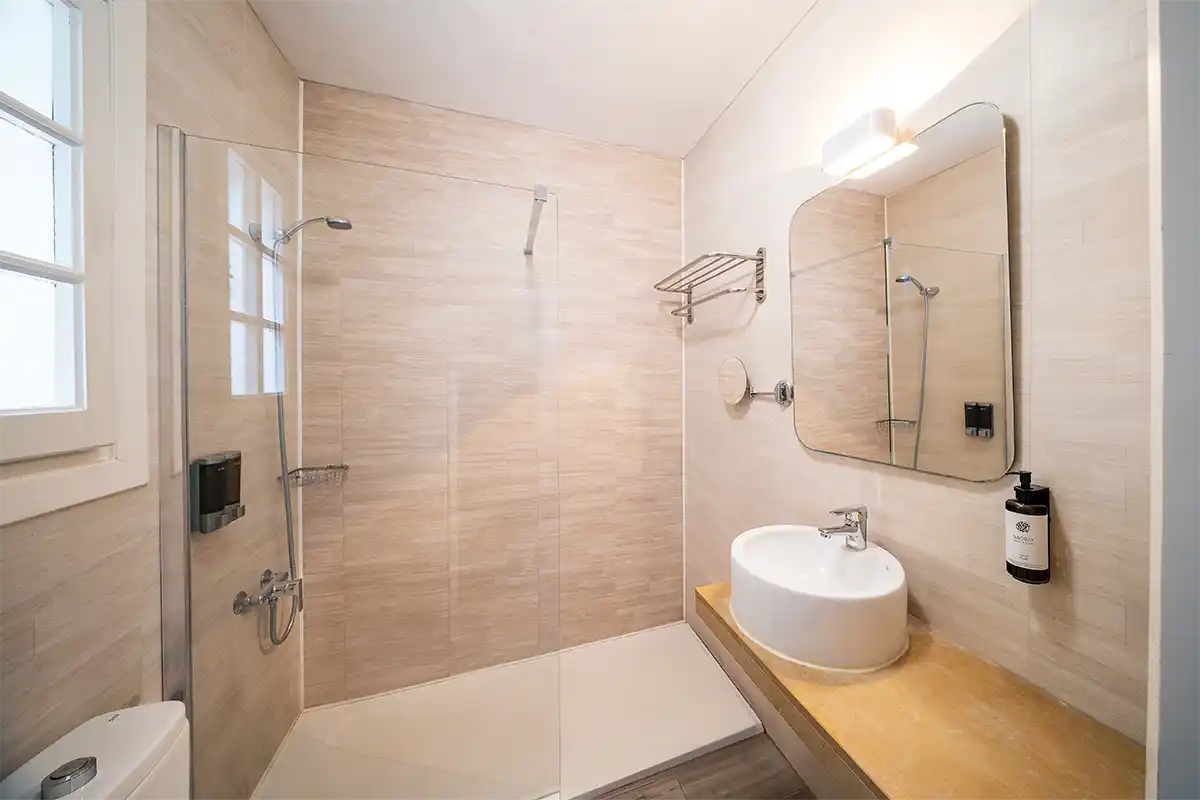 Cuarto de baño moderno de los apartamentos del Fergus Club Carema Splash