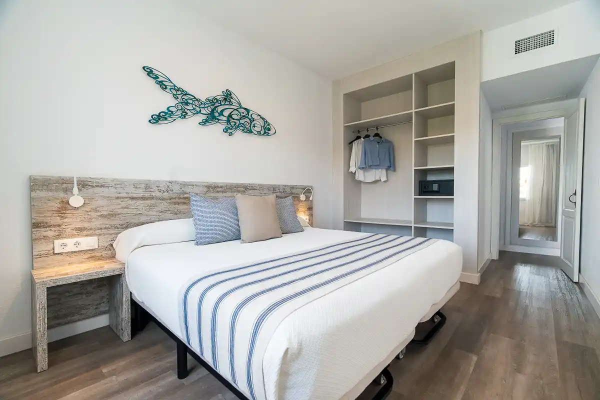 Dormitorio de apartamento 2 habitaciones del Fergus Club Carema Splash