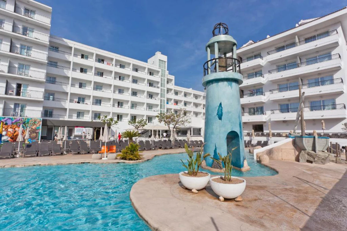 Faro para juegos en la piscina del hotel Hotel Fergus Club Pineda Splash