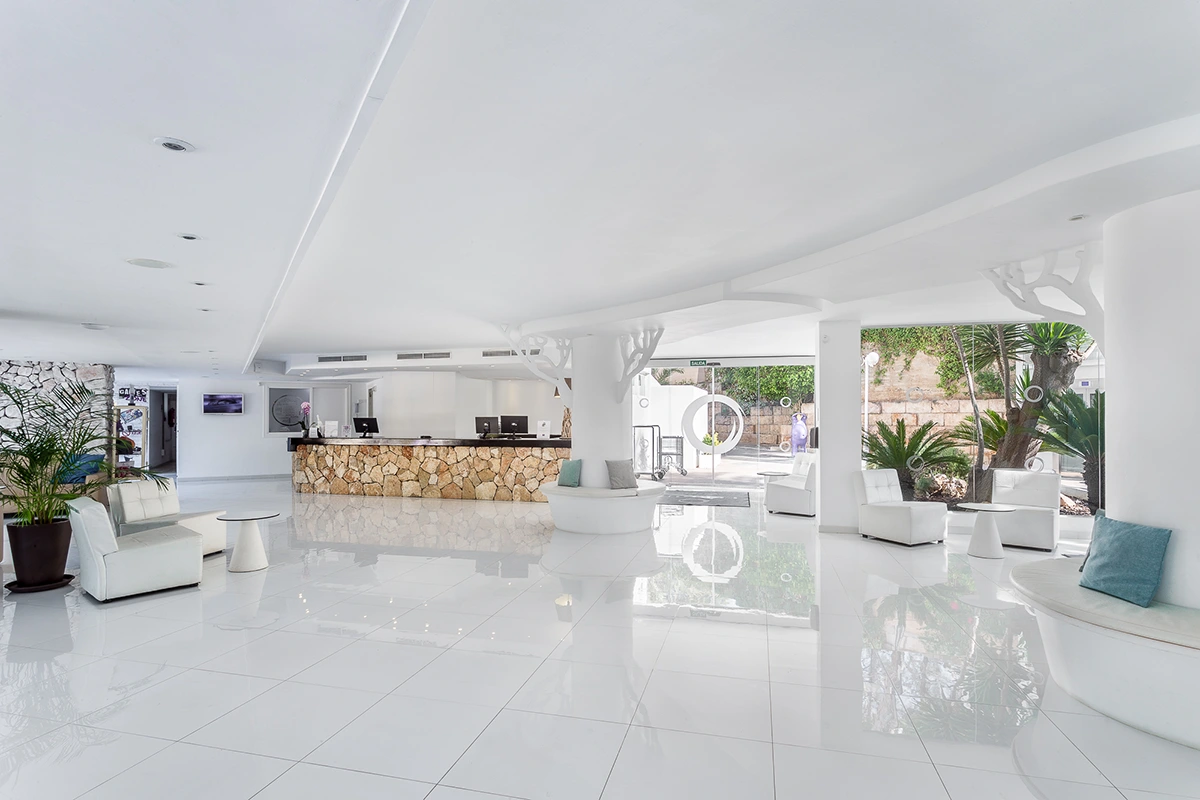 Recepción Fergus Style Cala Blanca Suites