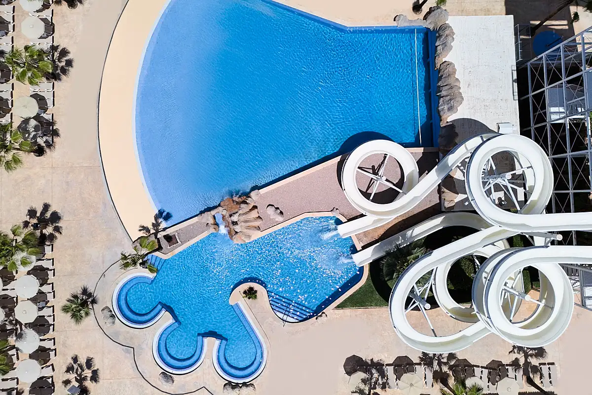 Vista aérea de la piscina y el gran tobogán Fergus Club Mallorca Waterpark