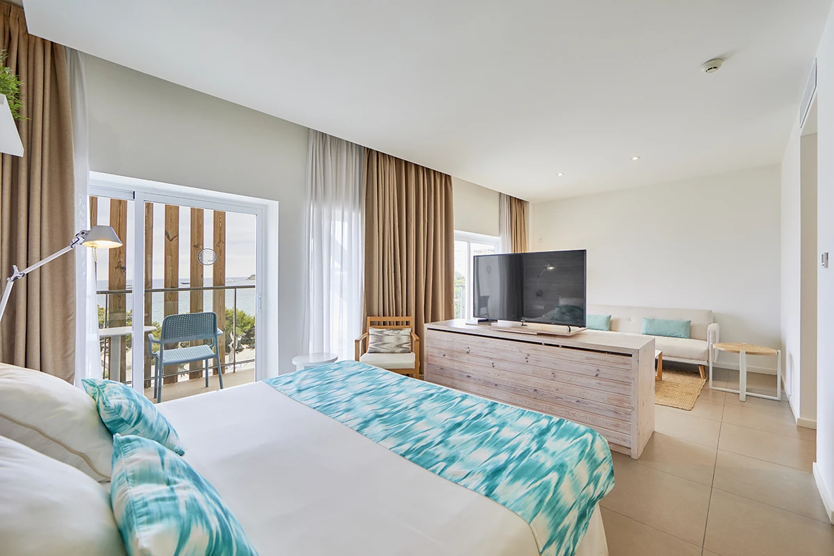 Habitación con televisor y sala de estar en el Fergus Style Palmanova