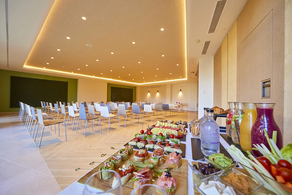 Sala de convenciones con buffet en el Fergus Style Tobago
