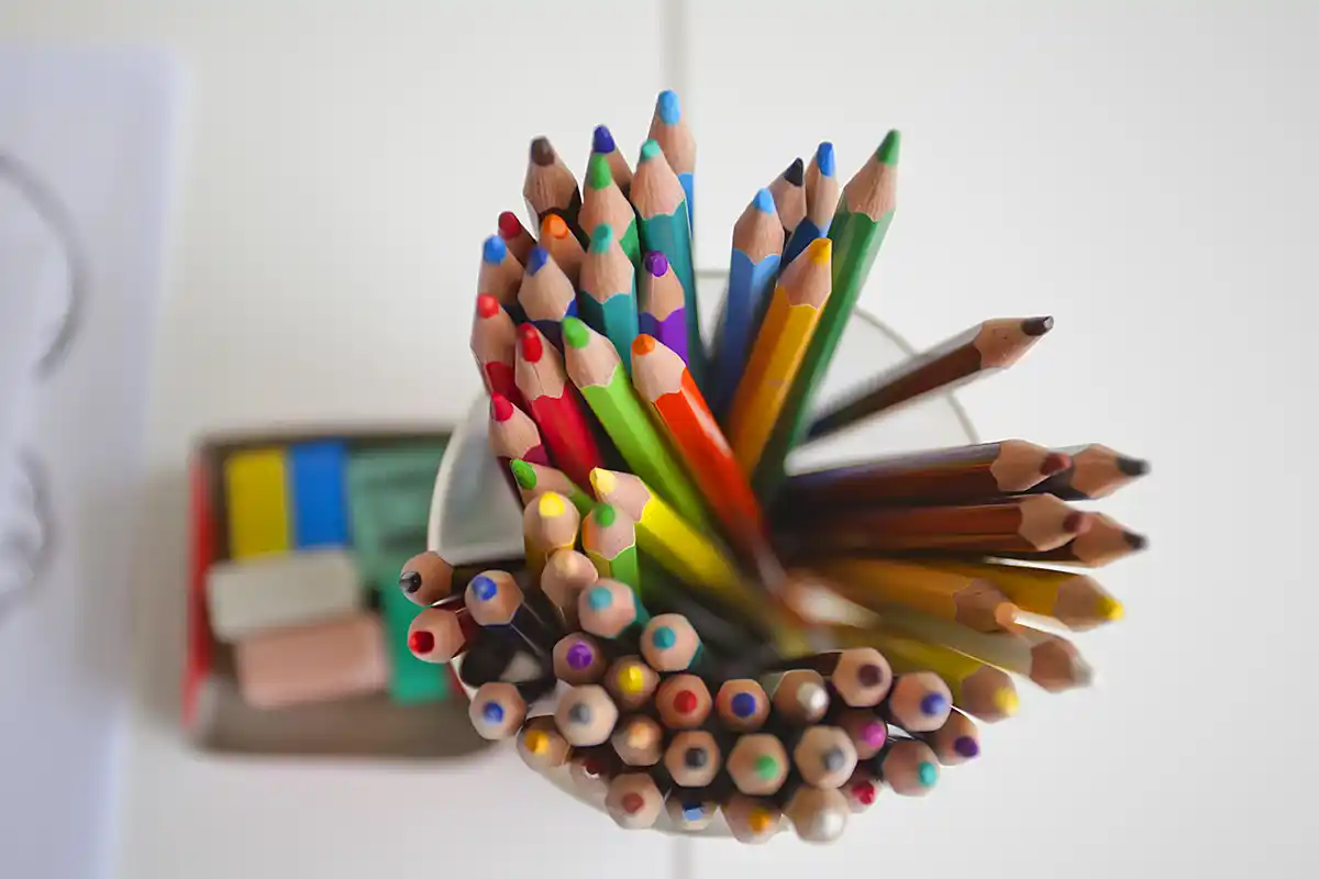 Bote de lápices de colores para los niños del Miniclub de Fergus Bermudas