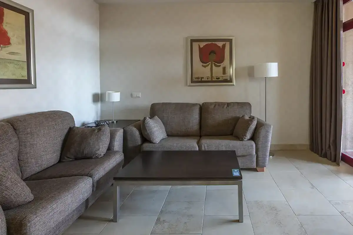 Sala de estar de la Junior Suite del hotel Las Palmeras Affiliated by Fergus Hotels