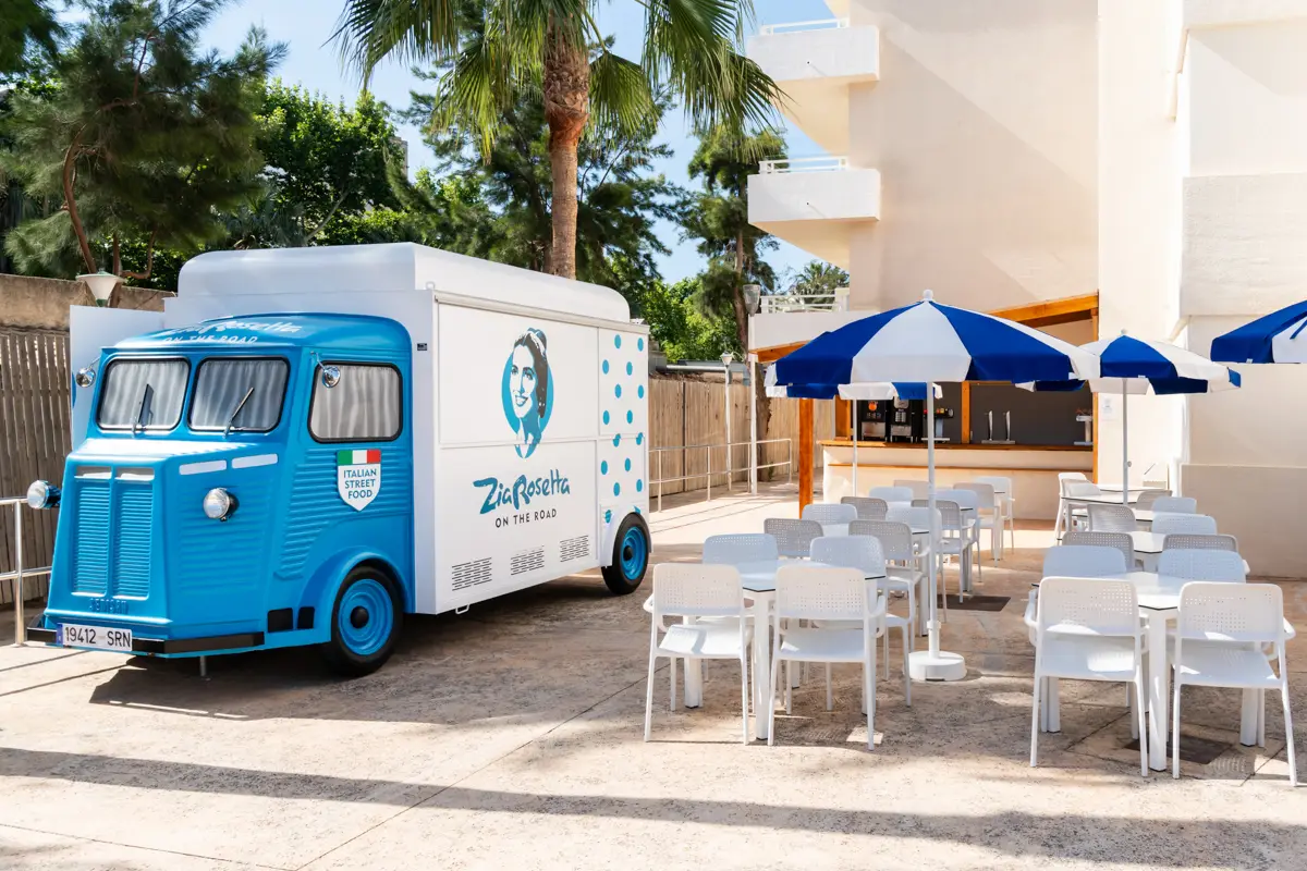 Food truck vintage con terraza para comer Fergus Club Mallorca  Waterpark
