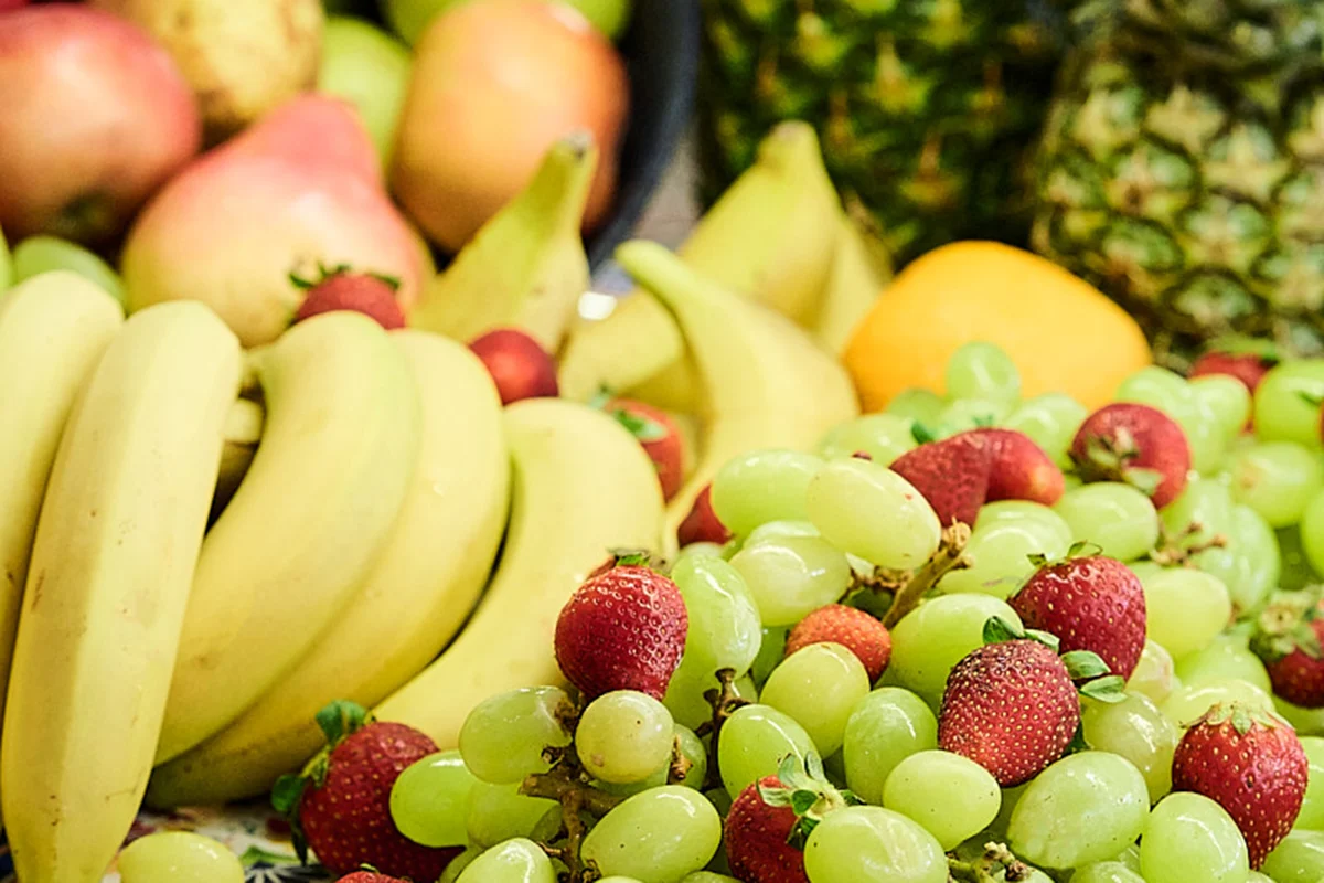 Buffet del restaurante con fruta variada Fergus Club Mallorca Waterpark 