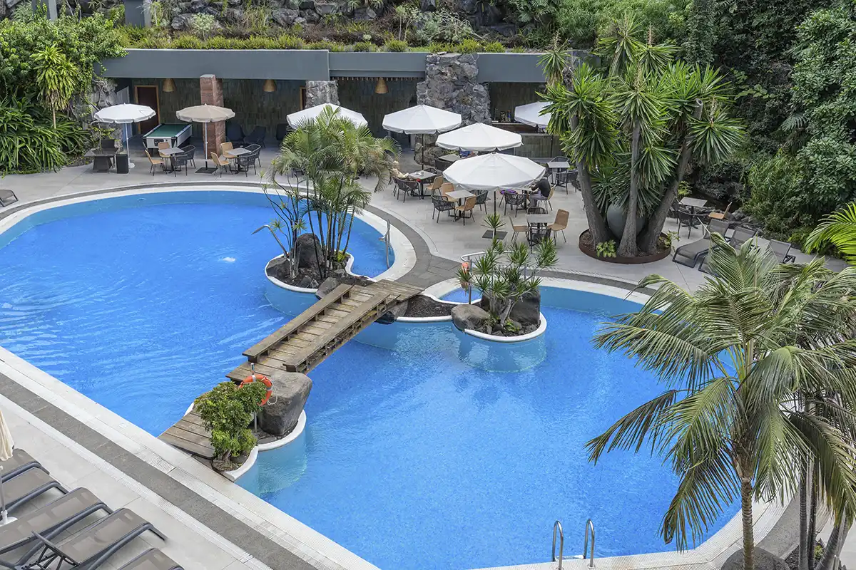 Piscina rodeada de Palmeras junto al Poolbar del Fergus Puerto de la Cruz