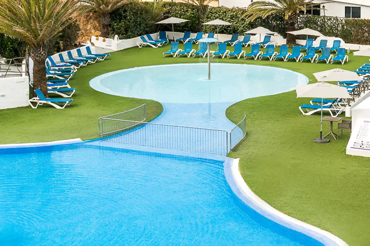 Fuente central en la piscina del Club Carema Splash