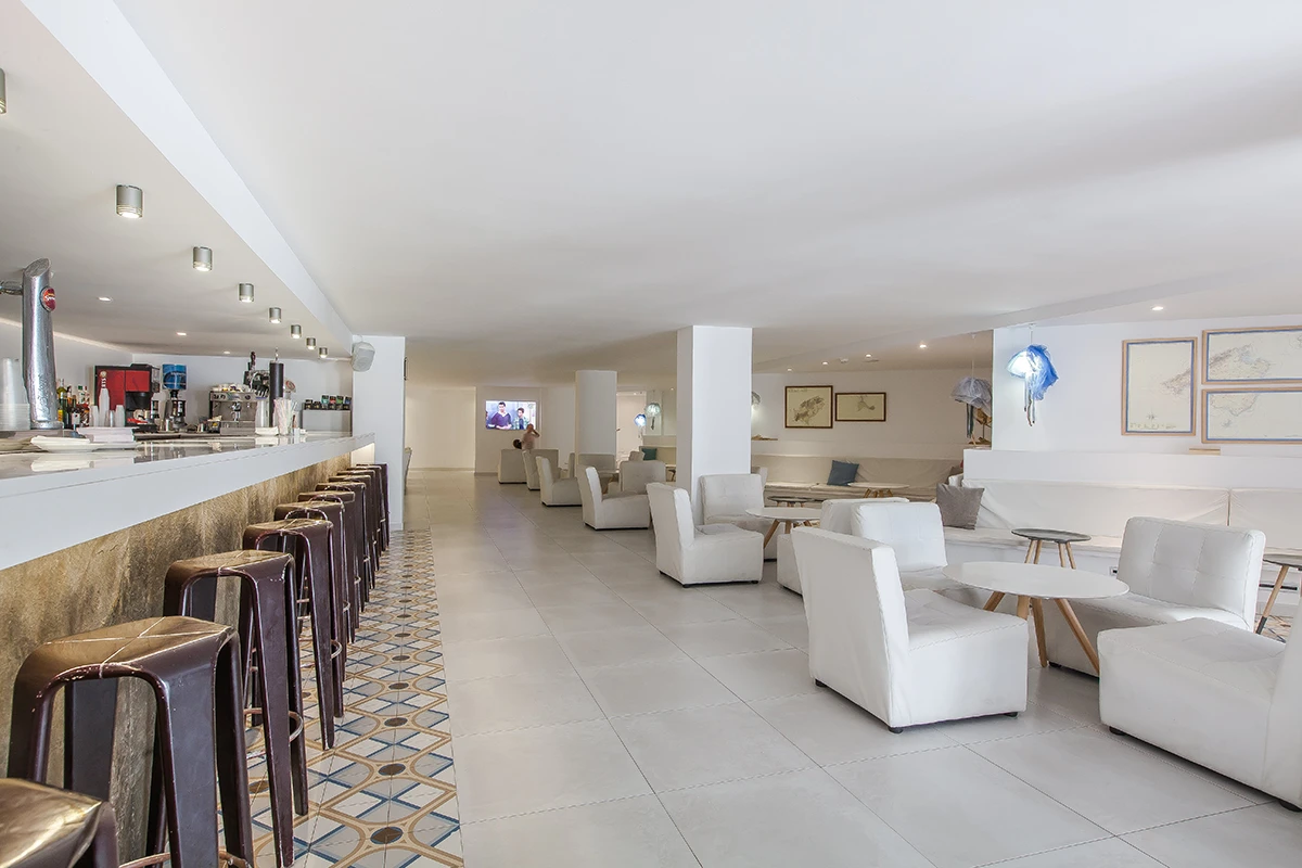 Jordi Bar Fergus Style Cala Blanca Suites