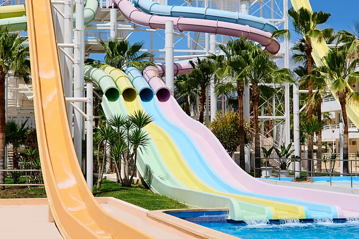 Divertidos toboganes en la piscina Fergus Club Mallorca Waterpark 