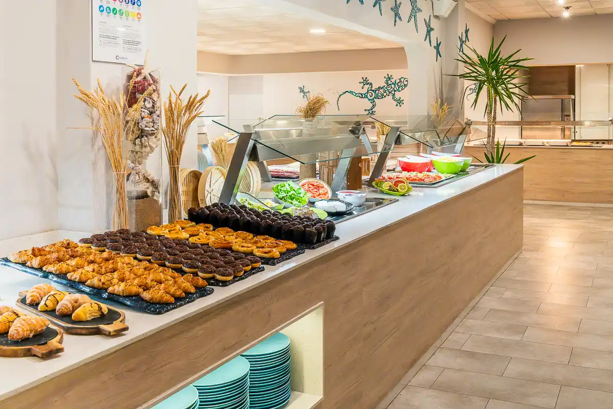 Mostrador de postres en el Buffet del Fergus Carema Splash