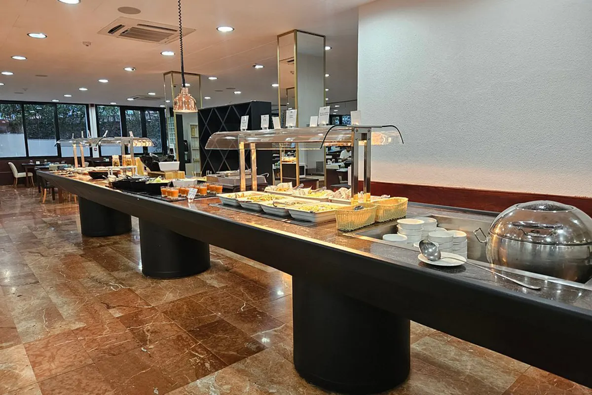 Mostrador del Restaurante buffet del Lloret Vibe affiliated by Fergus Hotels