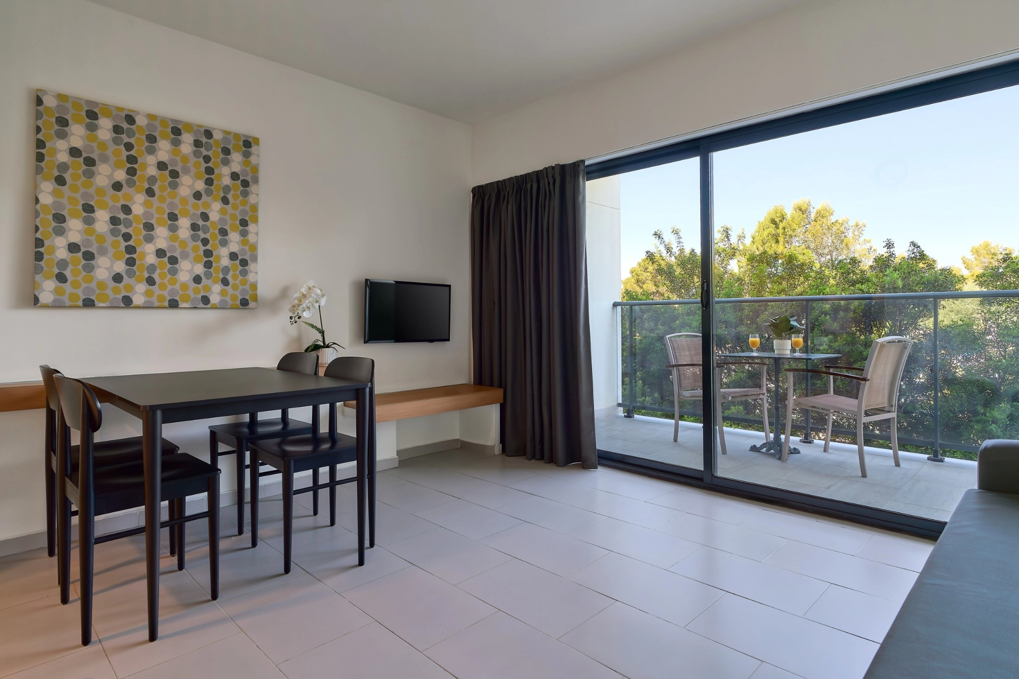 Habitación Doble Estándar: zona de comedor con acceso a la terraza