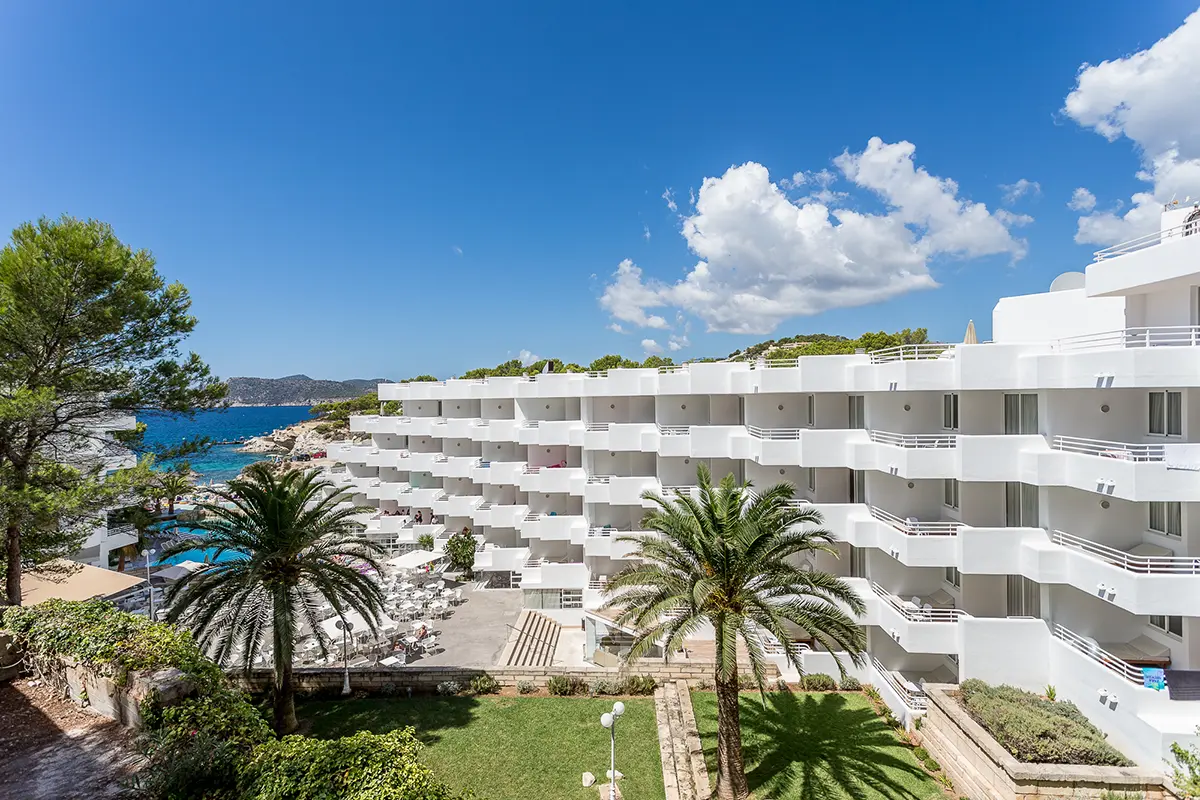 Vista hotel Fergus Style Cala Blanca Suites