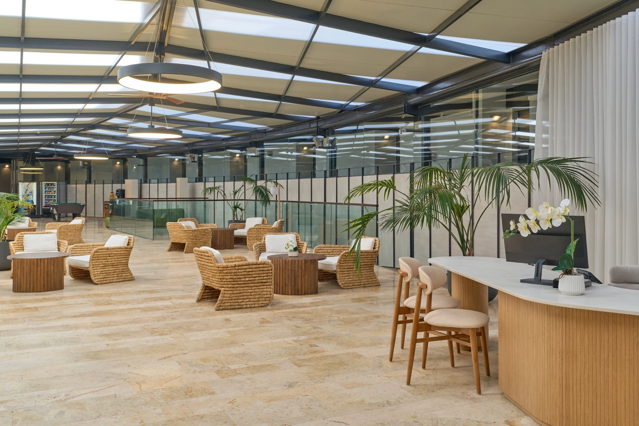 Lobby luminoso con zona de descanso