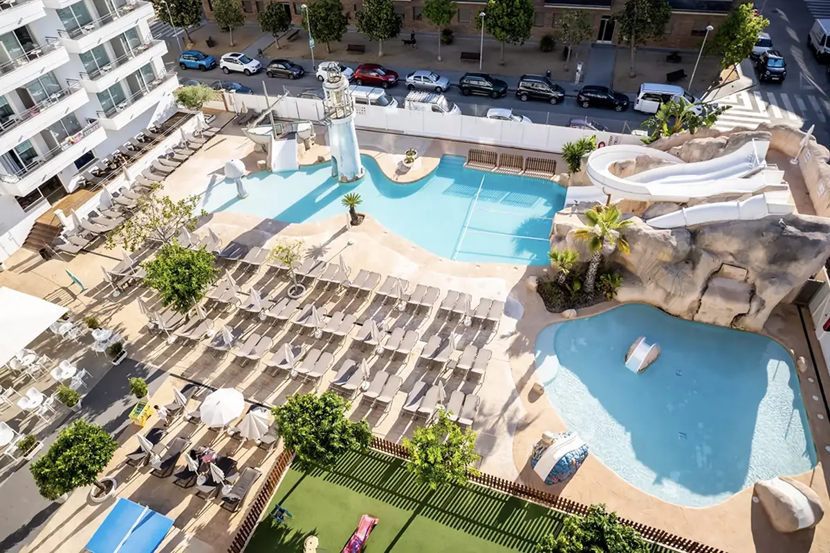 Vista aérea del edificio y las piscinas del Hotel Fergus Club Pineda Splash