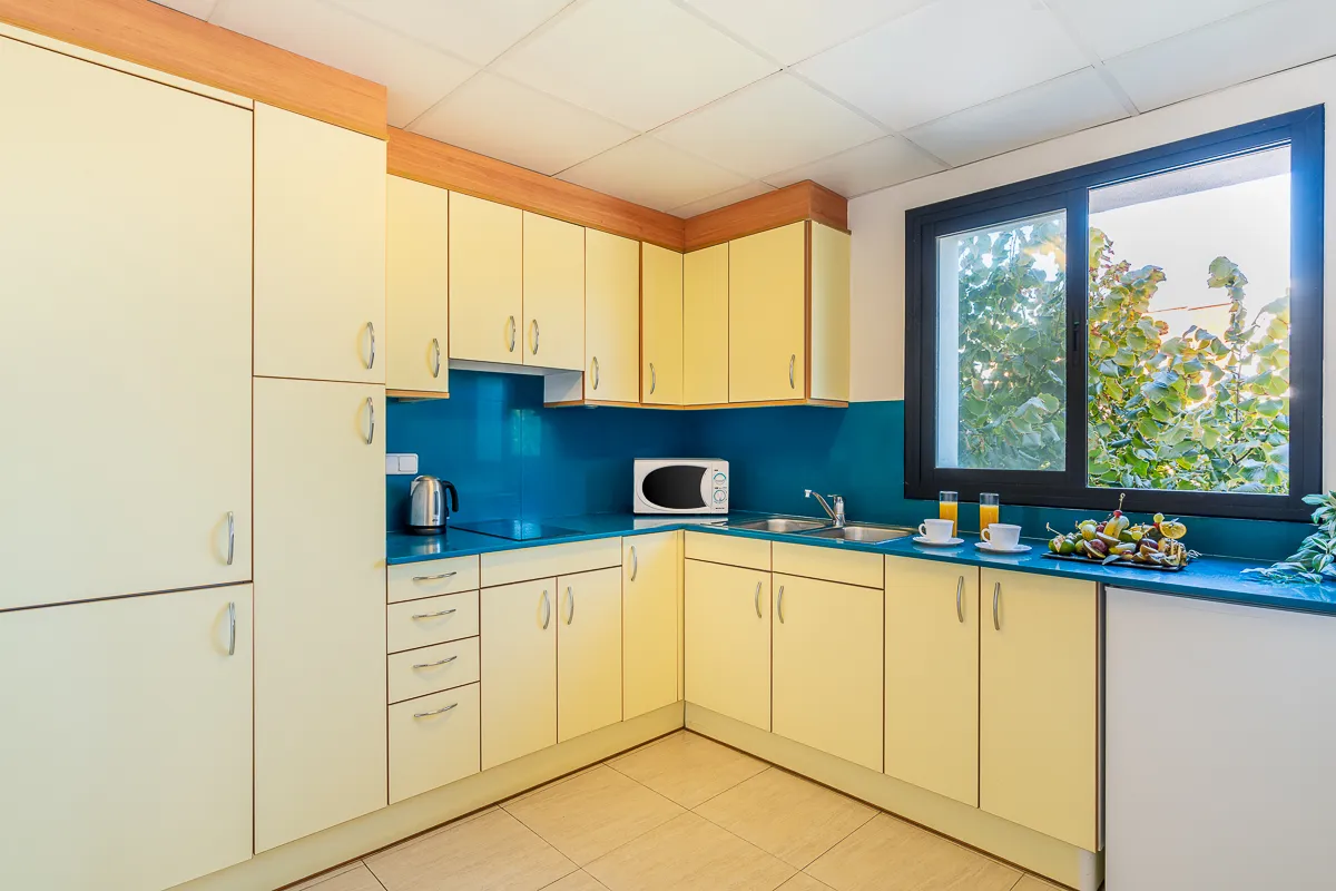 Amplia cocina del apartamento familiar en Fergus Club Pineda Splash