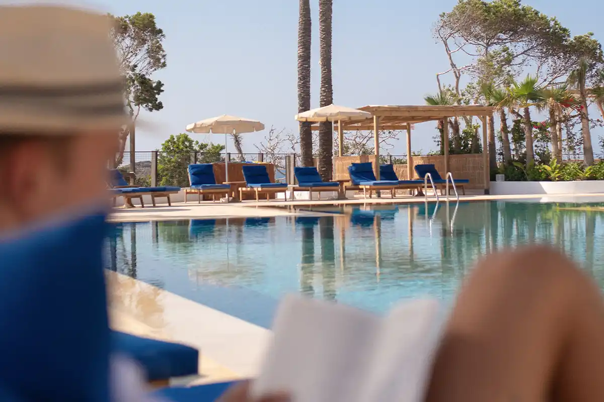 Piscina lectura Fergus Style Punta Arabi