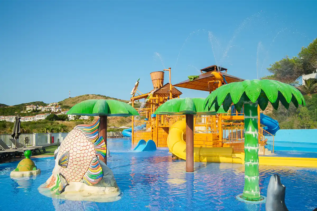 Palmeras en la piscina splash del Fergus Club Carema Splash