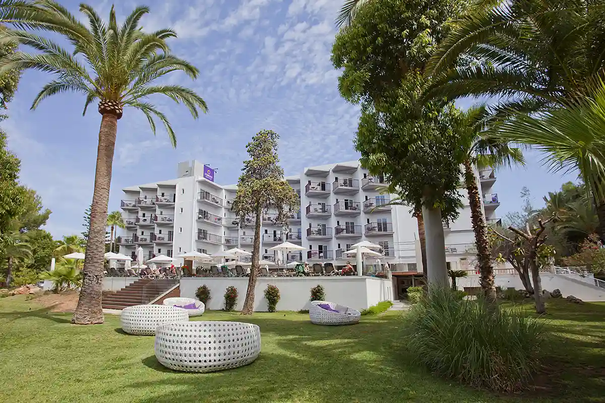 Zona ajardinada con hamacas junto a la piscina del Fergus Bermudas