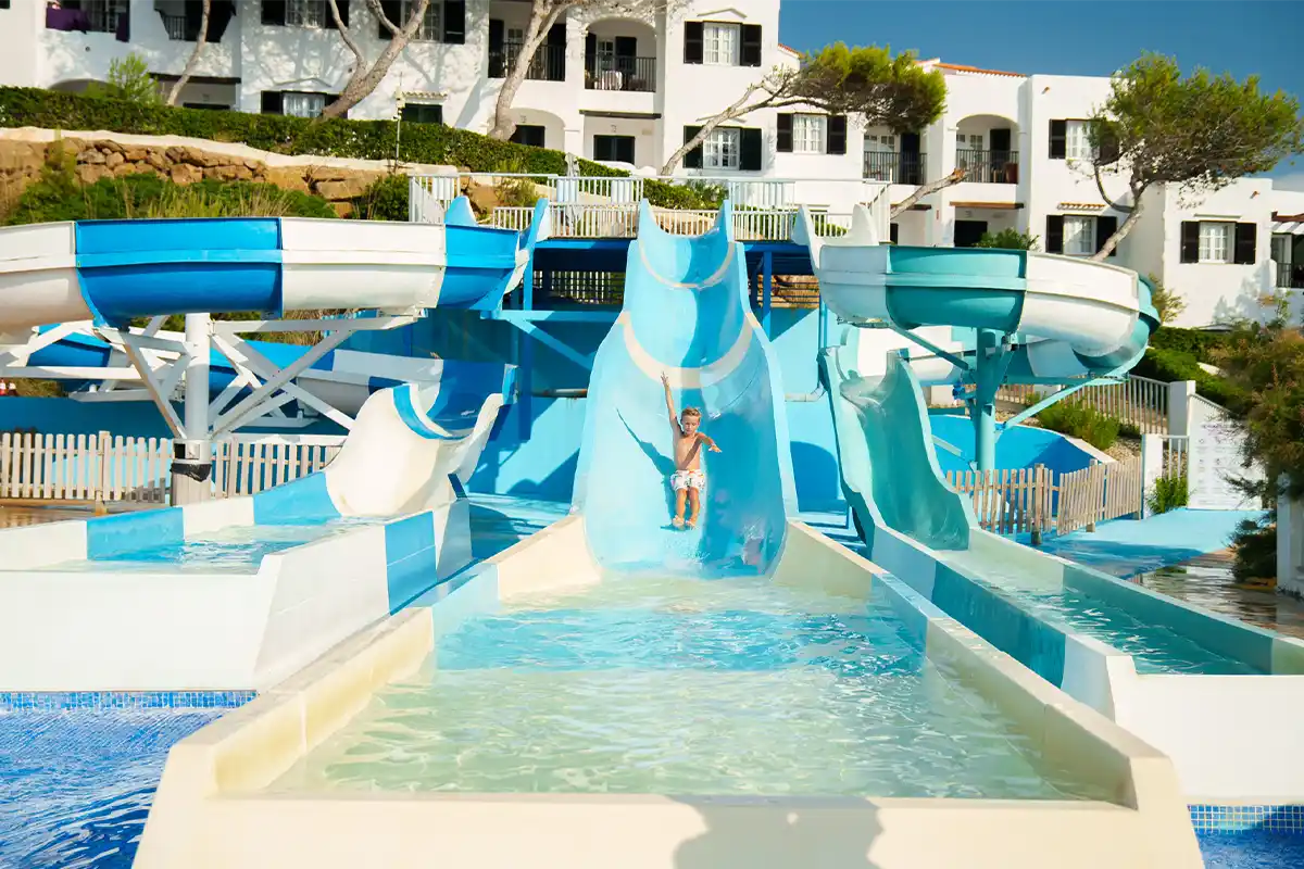 Niño deslizándose por un tobogán acuático del Fergus Club Carema Splash