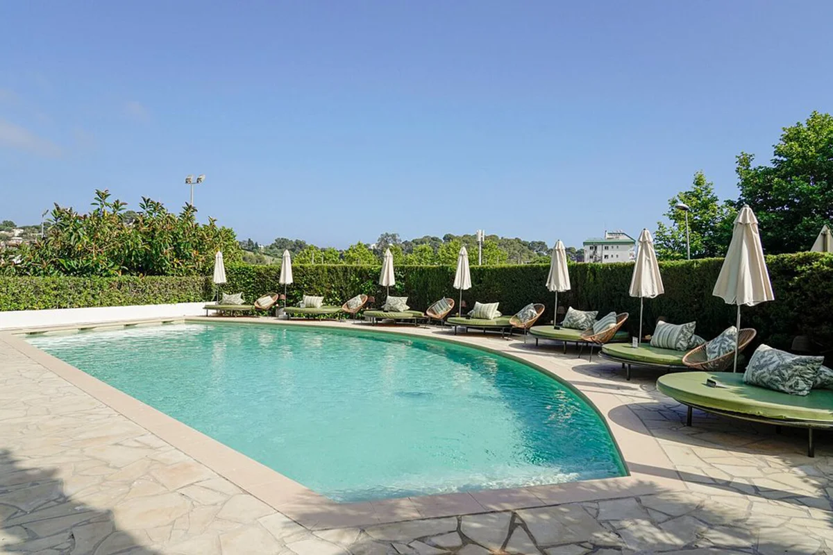 Piscina con hamacas y sombrillas hotel Lloret Vibe affiliated by Fergus Hotels
