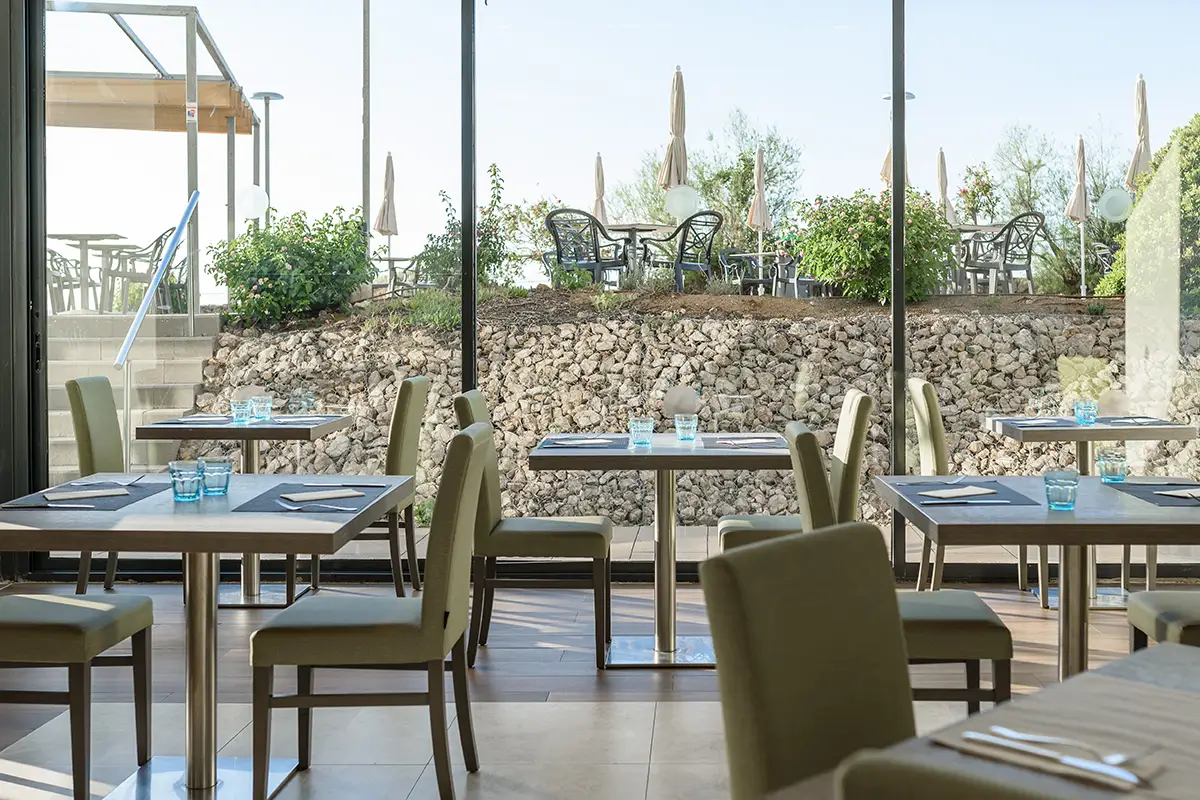 Comedor del restaurante acristalado del Fergus Cap Roig