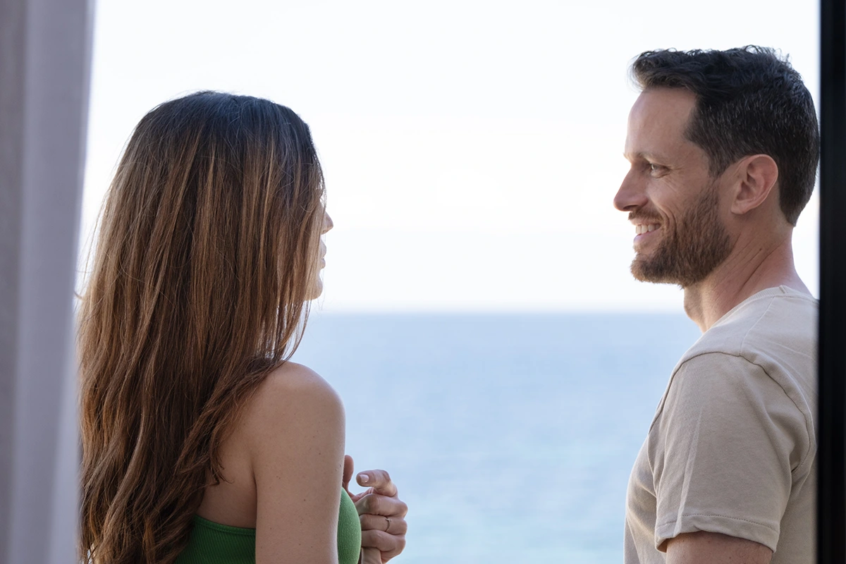 Pareja frente a una ventana con vista al mar del Fergus Style Palma Beach