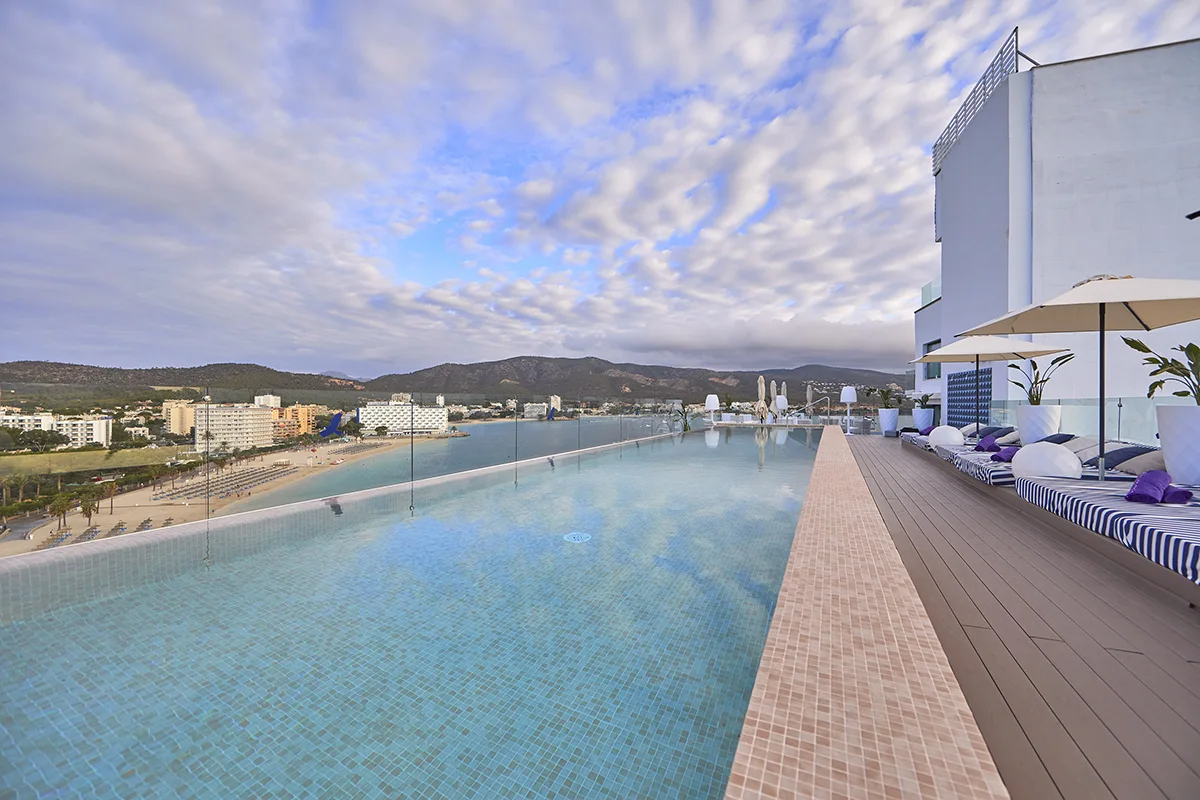 Piscina infinita del rooftop del Fergus Style Tobago