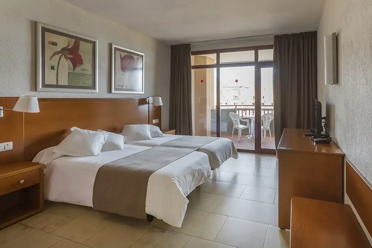 Amplia habitación de la habitación doble vistas al mar del hotel Las Palmeras affiliated by Fergus Hotels