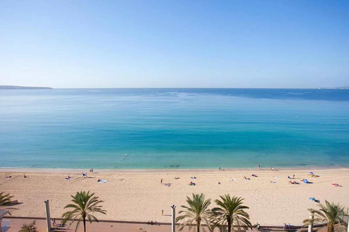 Vista de la playa desde el balcón de una habitación del Fergus Style Playa de Palma Beach