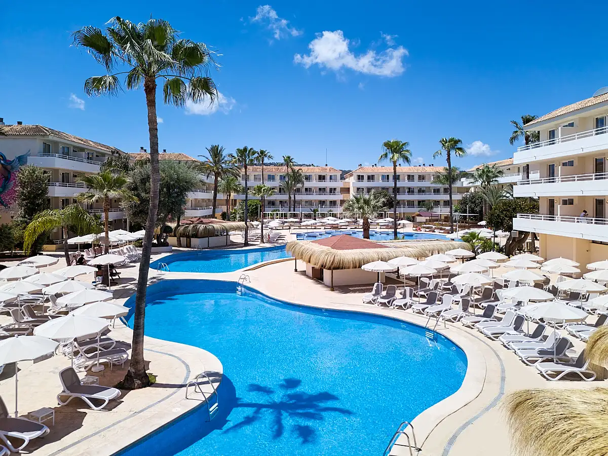 Piscina rodeada de hamacas y sombrillas Fergus Club Mallorca Waterpark 