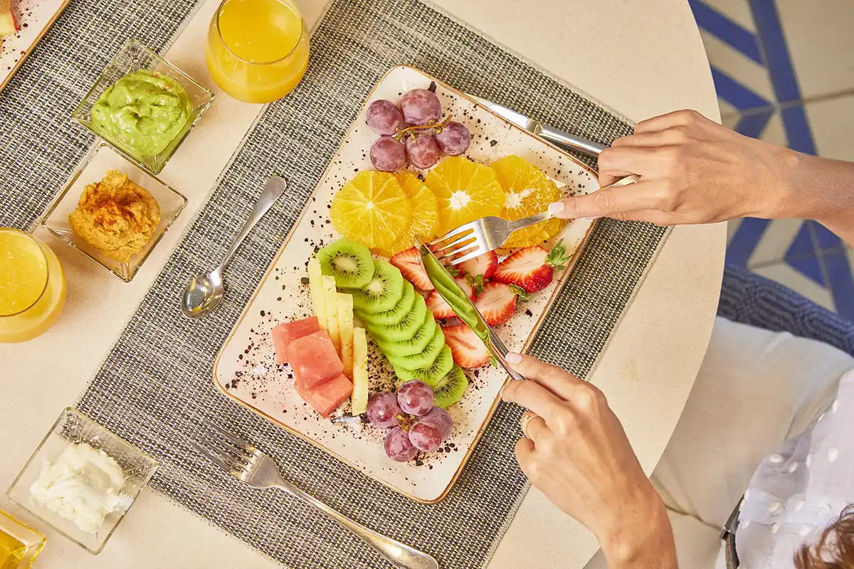 Desayuno con frutas frescas y zumos en Fergus Style Tobago