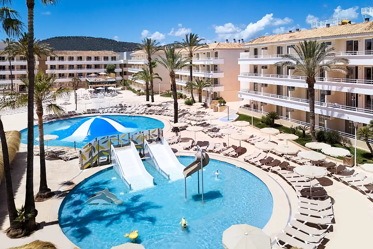 Vista aérea de una de las piscinas con toboganes Fergus Club Mallorca Waterpark