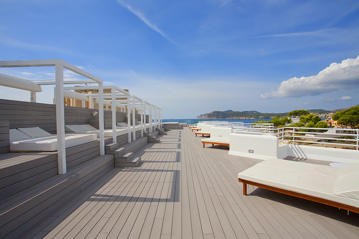 Terraza con hamacas Fergus Style Cala Blanca Suites