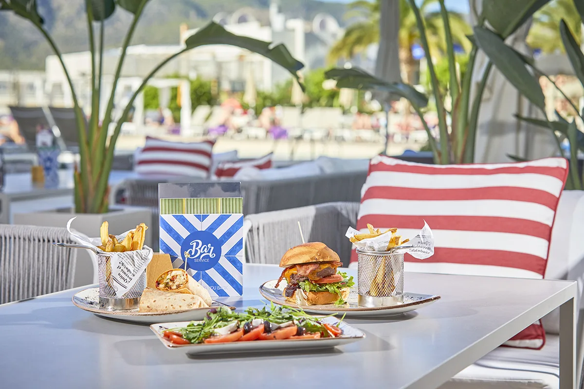 Deliciosa gastronomía en la terraza del snackbar del Fergus Style Tobago