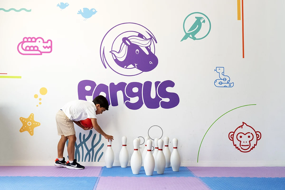 Niño en el Pongus club del Fergus Club Palmanova Park