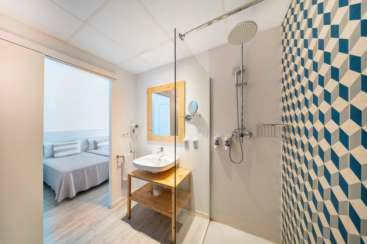 Cuarto de baño de la habitación Triple Deluxe en Fergus Club Pineda Splash