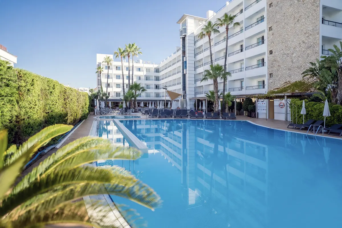 Gran piscina junto a la piscina pequeña en el Hotel Fergus Club Pineda Splash